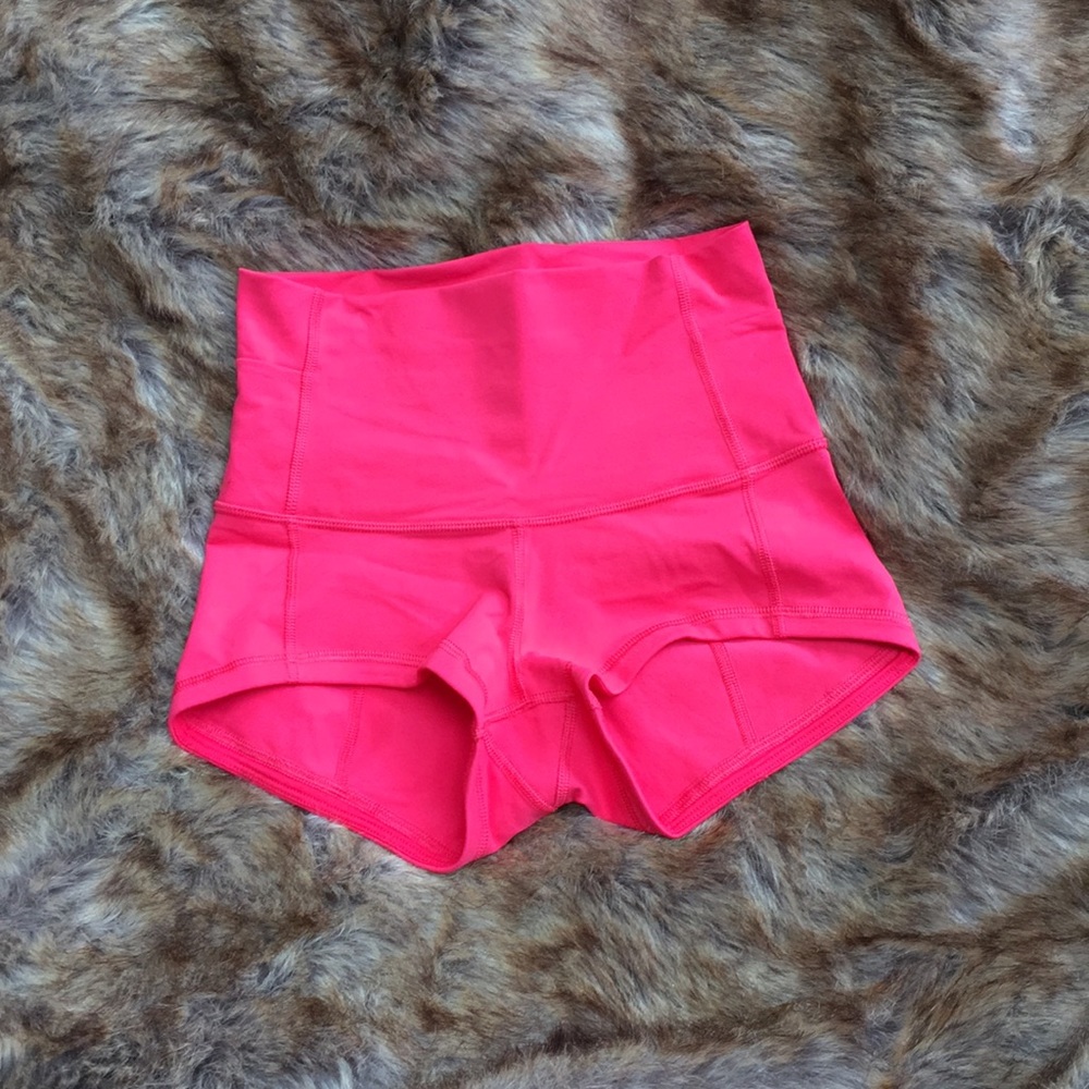 NWOT Lululemon Wonder Short 2"